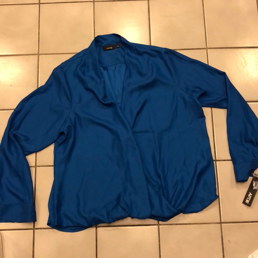 NWT Apt 9 cross blouse